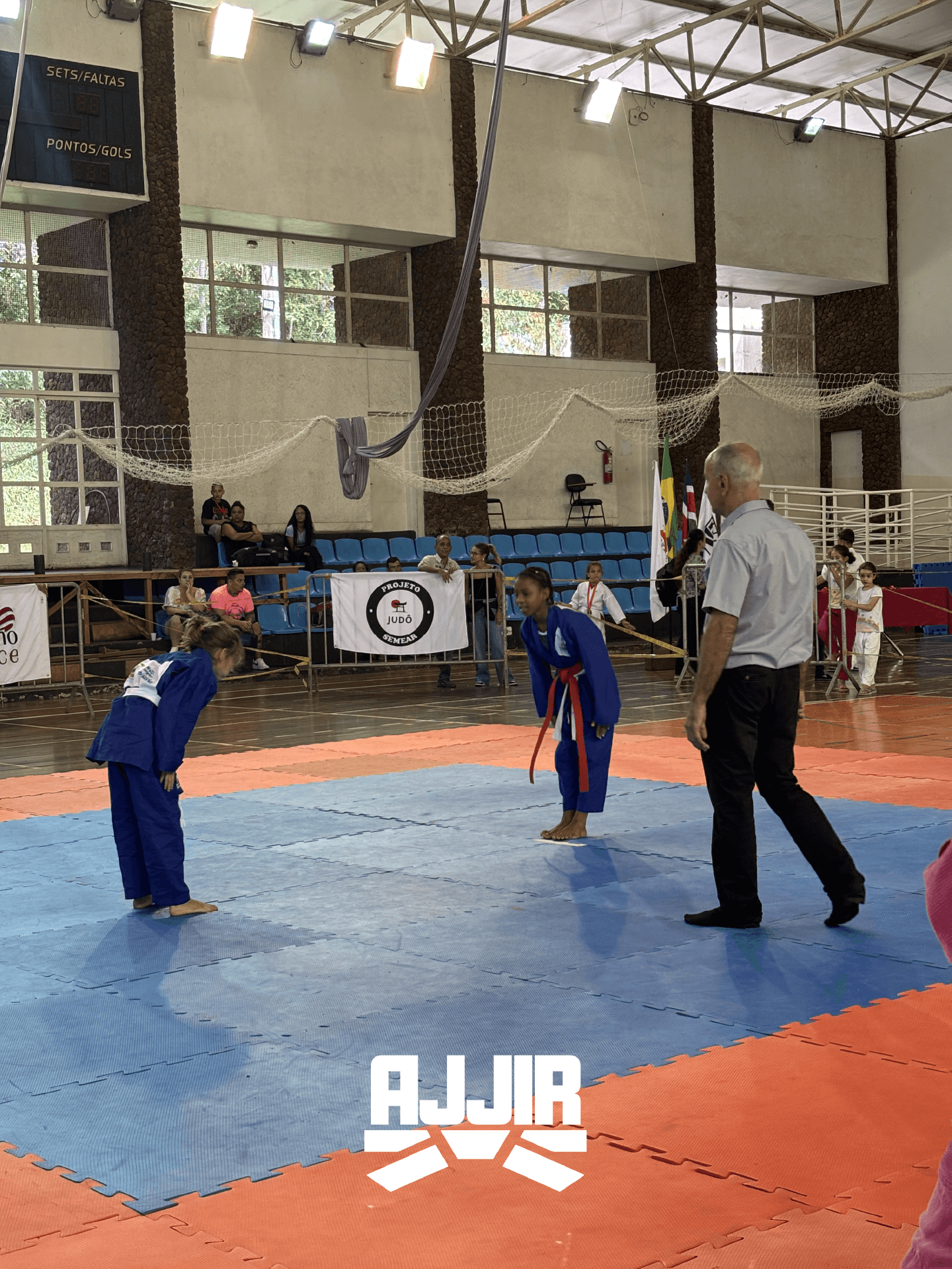 ii torneio de inverno ajjir etapa 2 2024 atletas de judo se cumprimentando antes da luta
